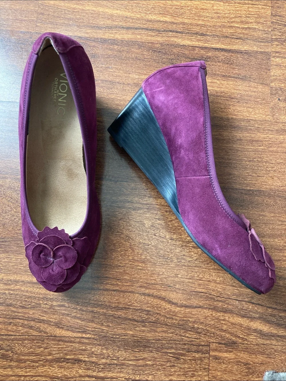 Vionic Women's Plum Suede Wedge Pump Sz 10